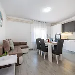 Vesna Lux - Five Bedroom With Swimming Pool * Zadar