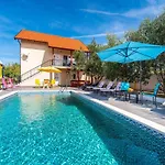 Vesna Lux - Five Bedroom With Swimming Pool *