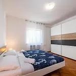 Vesna Lux - Five Bedroom With Swimming Pool Zadar