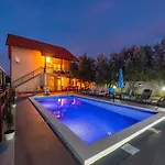 Vesna Lux - Five Bedroom With Swimming Pool Vila *