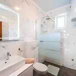 Vesna Lux - Five Bedroom With Swimming Pool Zadar