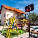 Vesna Lux - Five Bedroom With Swimming Pool * Zadar