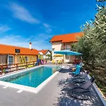 Vesna Lux - Five Bedroom With Swimming Pool Villa Zadar