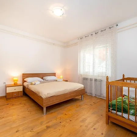 Vesna Lux - Five Bedroom With Swimming Pool *
