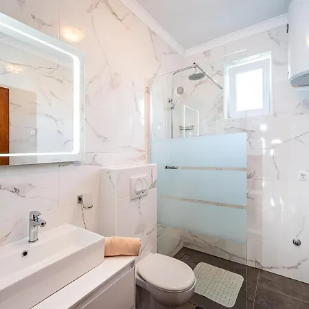 Vesna Lux - Five Bedroom With Swimming Pool Zadar