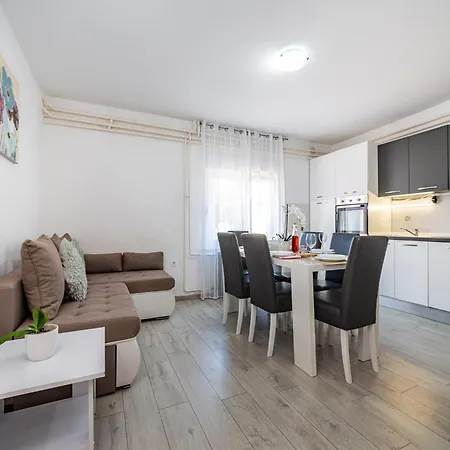 Vesna Lux - Five Bedroom With Swimming Pool * Zadar
