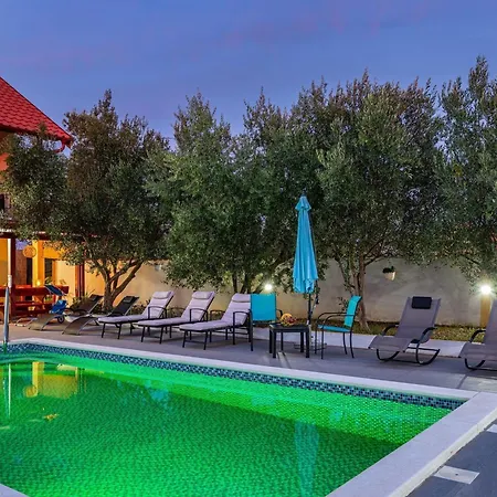 Vesna Lux - Five Bedroom With Swimming Pool Willa Zadar