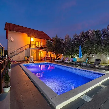 Vesna Lux - Five Bedroom With Swimming Pool Willa *