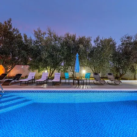 Vesna Lux - Five Bedroom With Swimming Pool Zadar