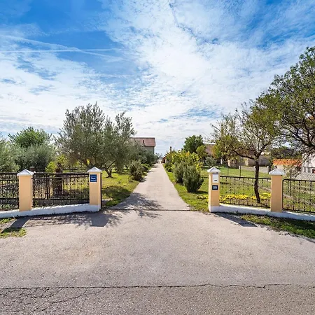Vesna Lux - Five Bedroom With Swimming Pool * Zadar